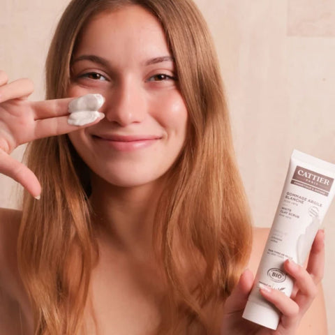 women applying Cattier gommage on her skin